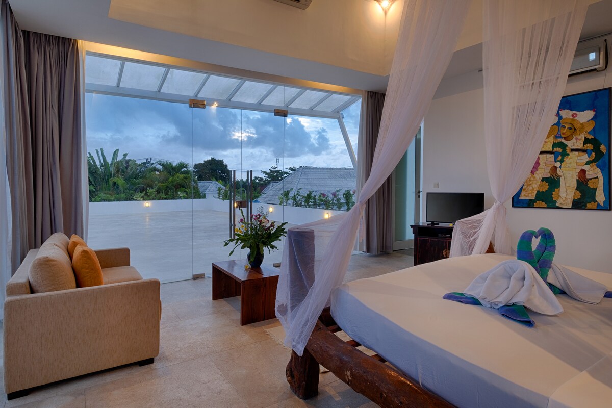Luminous White Sanctuary 3 Bedroom Private Villa in Canggu — image 8