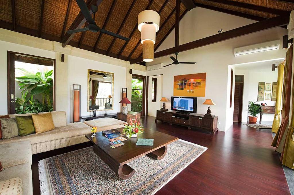 Sunlit Luxe Sanctuary 3 Bedroom Private Villa in Jimbaran — image 4