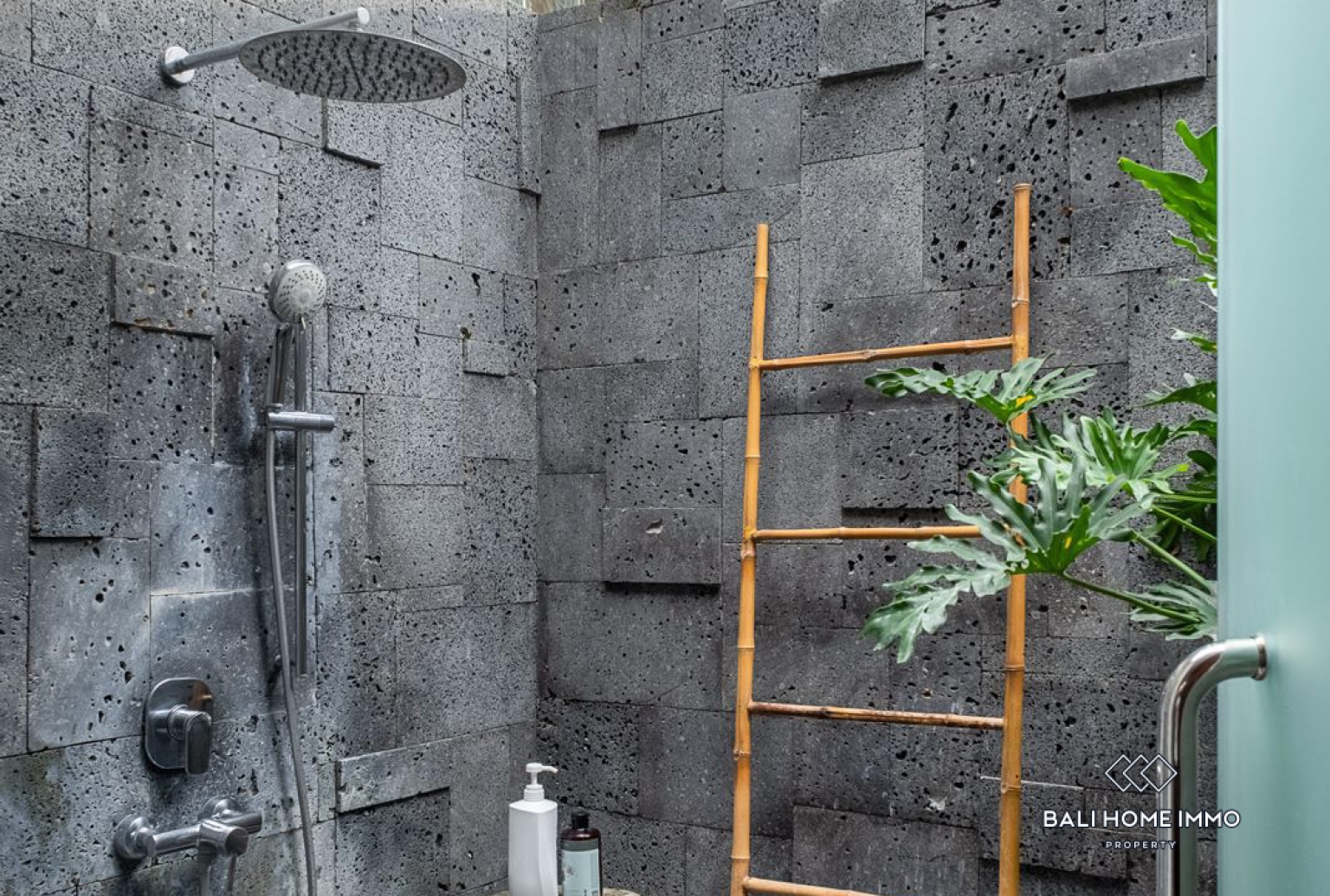 Modern Tropical 3 Bedroom + 1 Office For Rent In Umalas — image 13