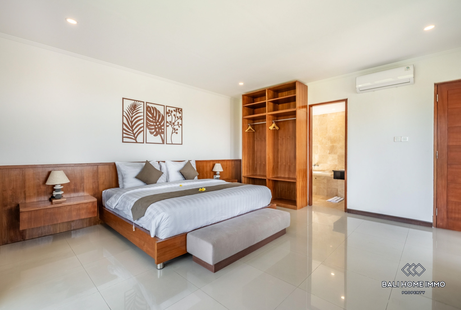 NEWLY RENOVATED OCEAN VIEW 4 BEDROOMS VILLA FOR SALE AND RENT IN BALI - UNGASAN — image 19