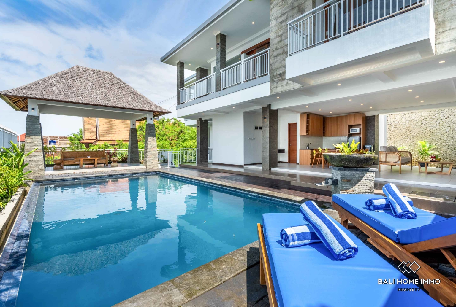 NEWLY RENOVATED OCEAN VIEW 4 BEDROOMS VILLA FOR SALE AND RENT IN BALI - UNGASAN