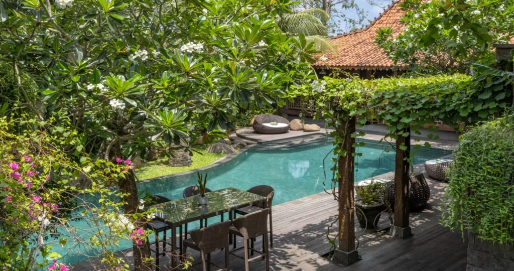 Book Villa Kapungkur Bali: Luxury 5 Bedroom Tropical Haven in Jimbaran — image 9