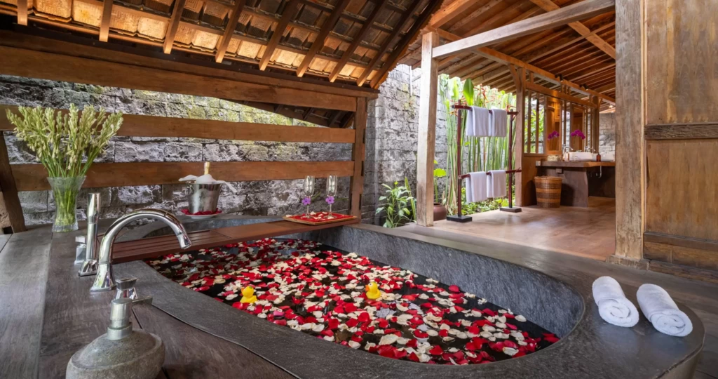 Book Villa Kapungkur Bali: Luxury 5 Bedroom Tropical Haven in Jimbaran — image 15