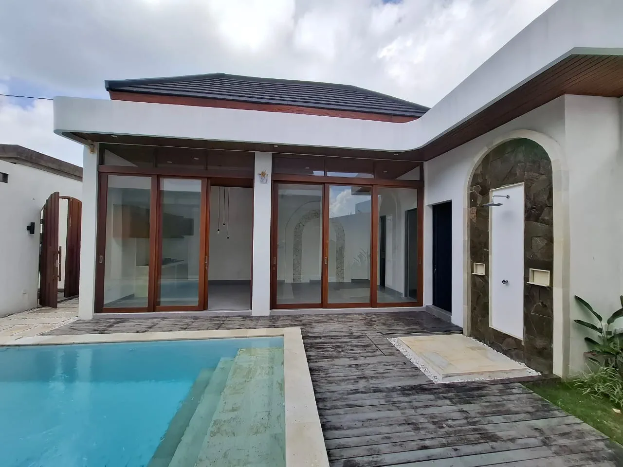 Modern Three-Bedroom Villa for Rent in Pererenan – Privacy, Comfort, and Great Investment Potential — image 1