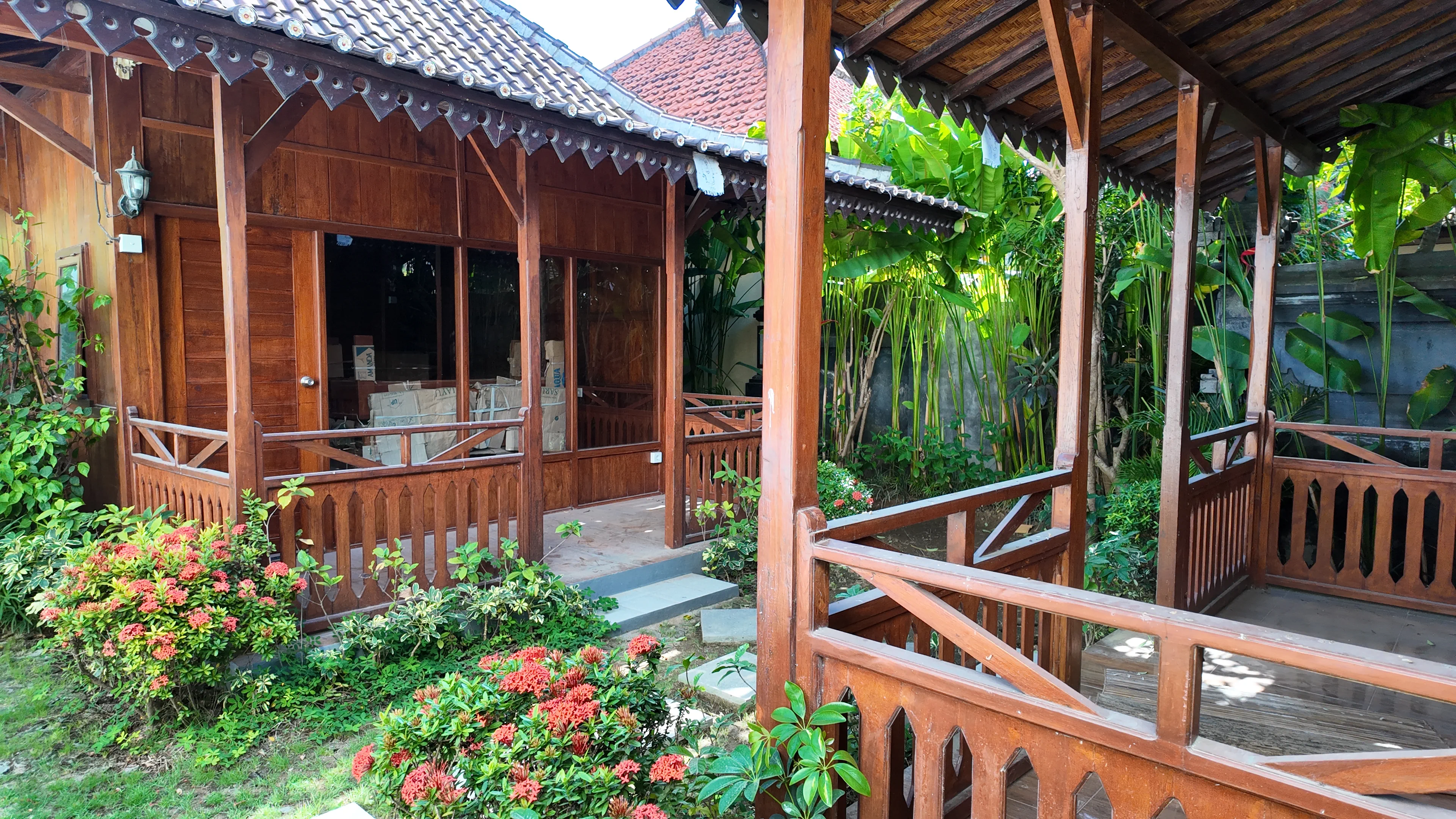 Spacious Modern Villa with 2 Joglo Houses for Rent in Prime Canggu Location — image 1