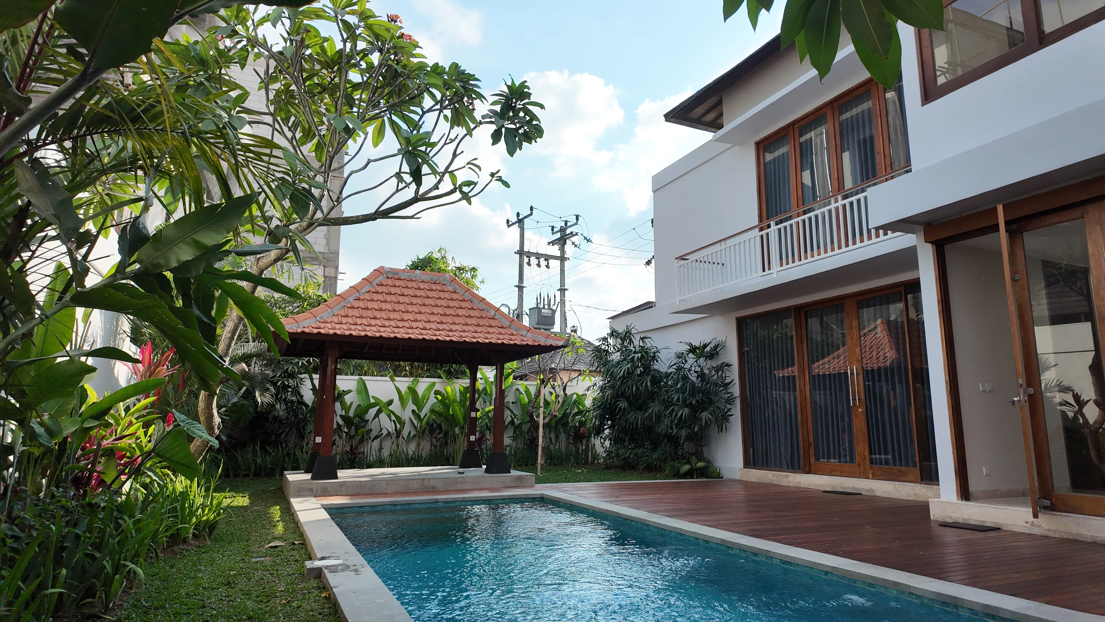 Elegant 3-Bedroom Villa with Pool, Jacuzzi & Garden for Rent in Tumbak Bayuh – Family & Pet Friendly