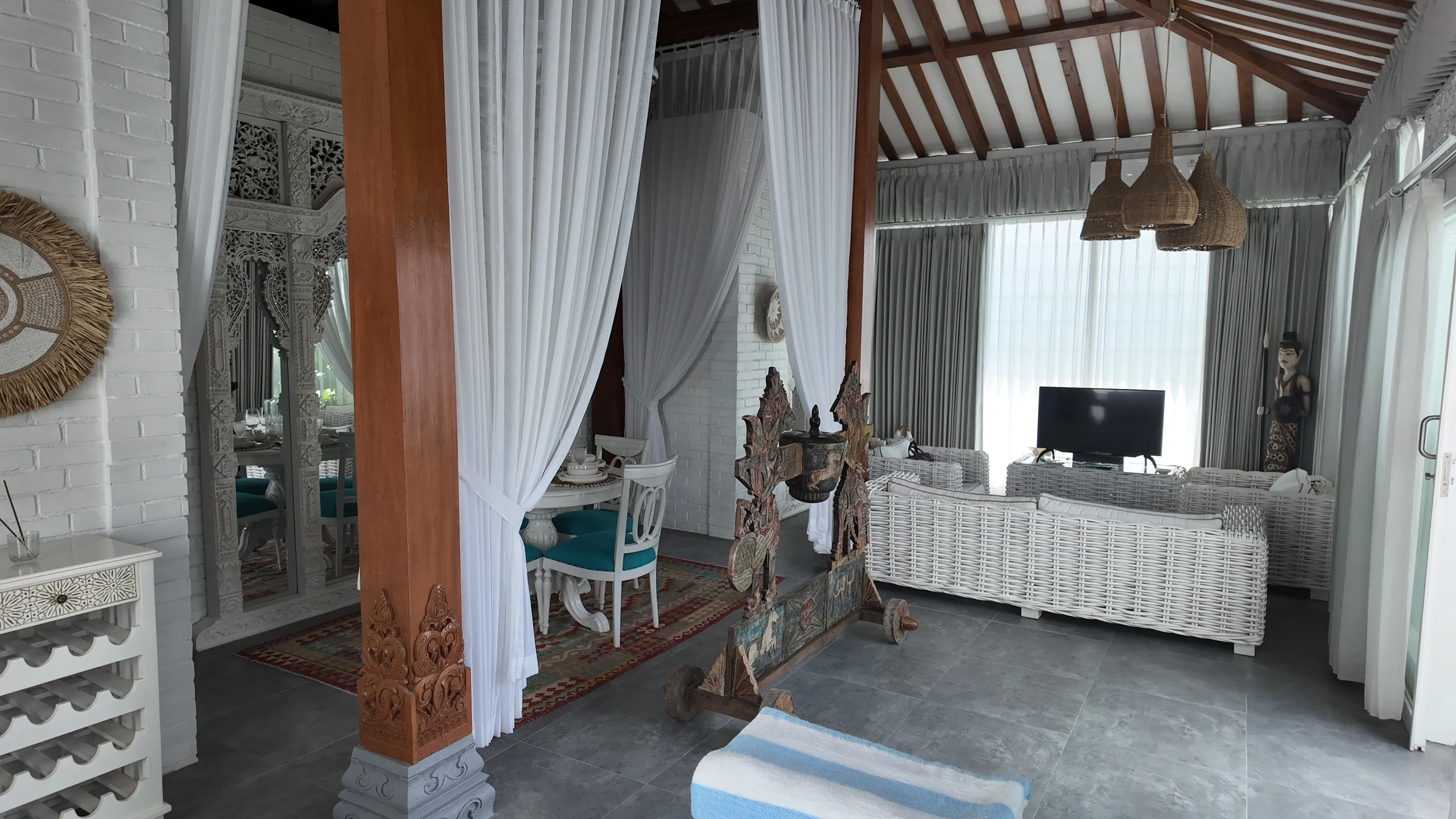 6-Bedroom Villa with Joglo Buildings for Long-Term Rent in Tumbak Bayuh — image 2
