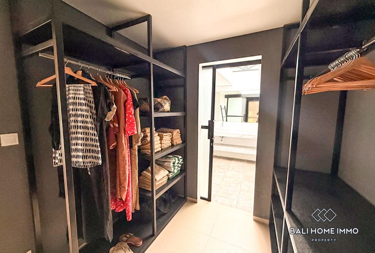 Spacious 3 Bedroom Family Villa For Rent in Canggu Berawa — image 11