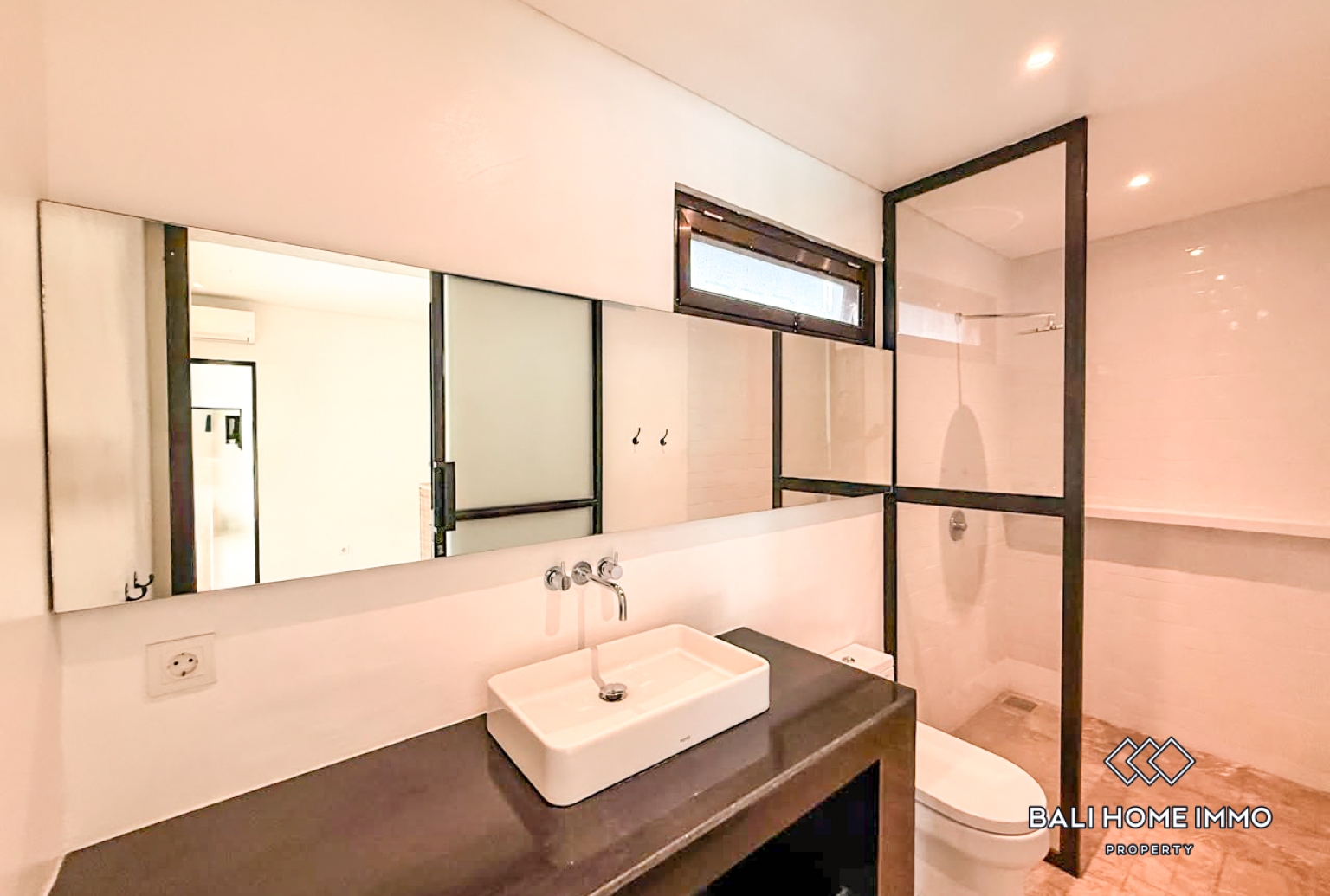 Spacious 3 Bedroom Family Villa For Rent in Canggu Berawa — image 12