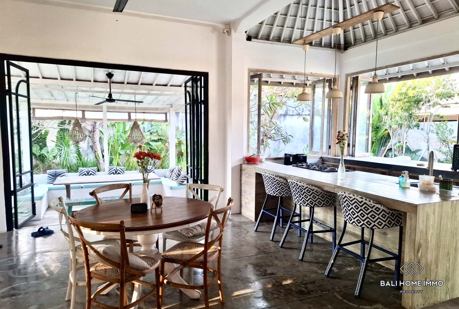 Spacious 3 Bedrooms villa for yearly rental in Bali Canggu Echo beach — image 4