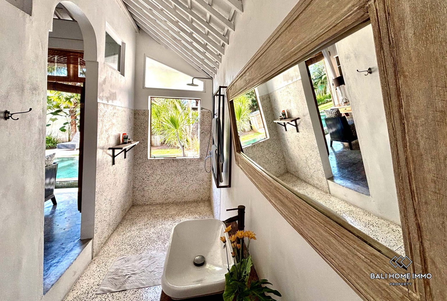 Spacious 3 Bedrooms villa for yearly rental in Bali Canggu Echo beach — image 11