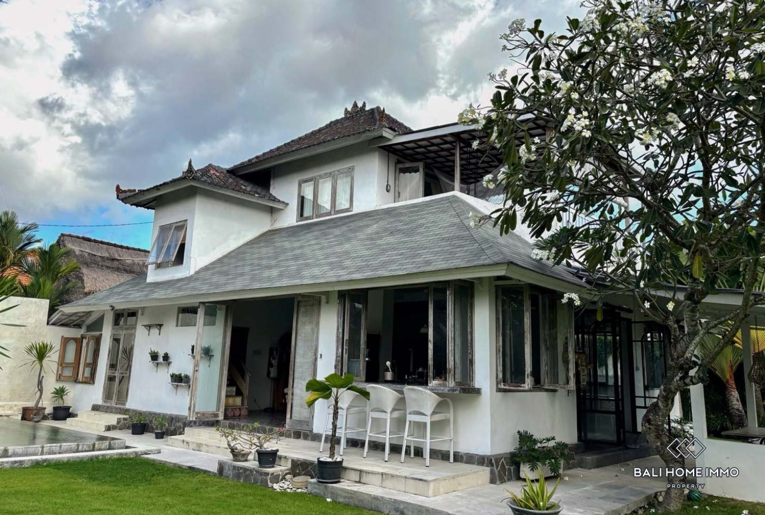Spacious 3 Bedrooms villa for yearly rental in Bali Canggu Echo beach — image 1