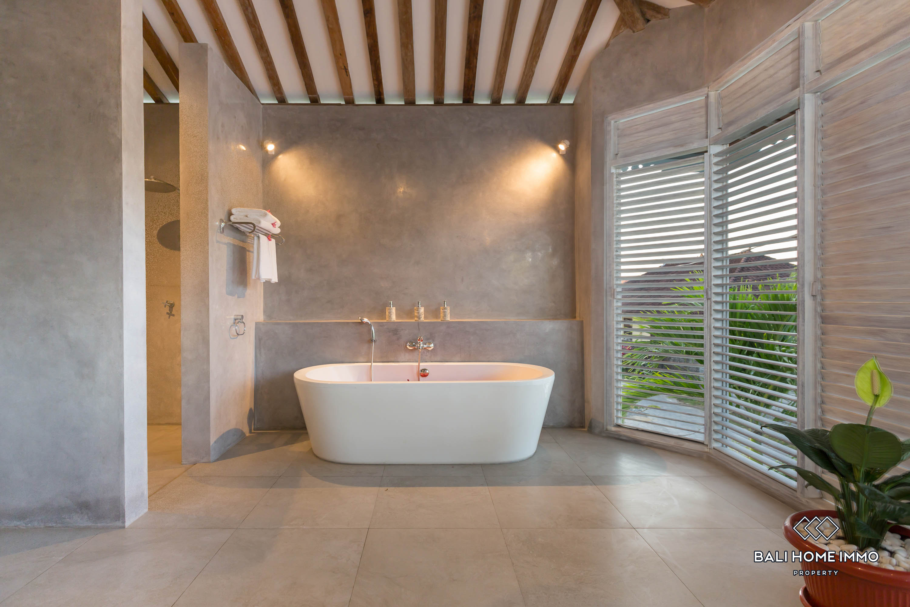 SPACIOUS 5 BEDROOMS VILLA FOR MONTHLY RENTAL IN BALI - JIMBARAN — image 17
