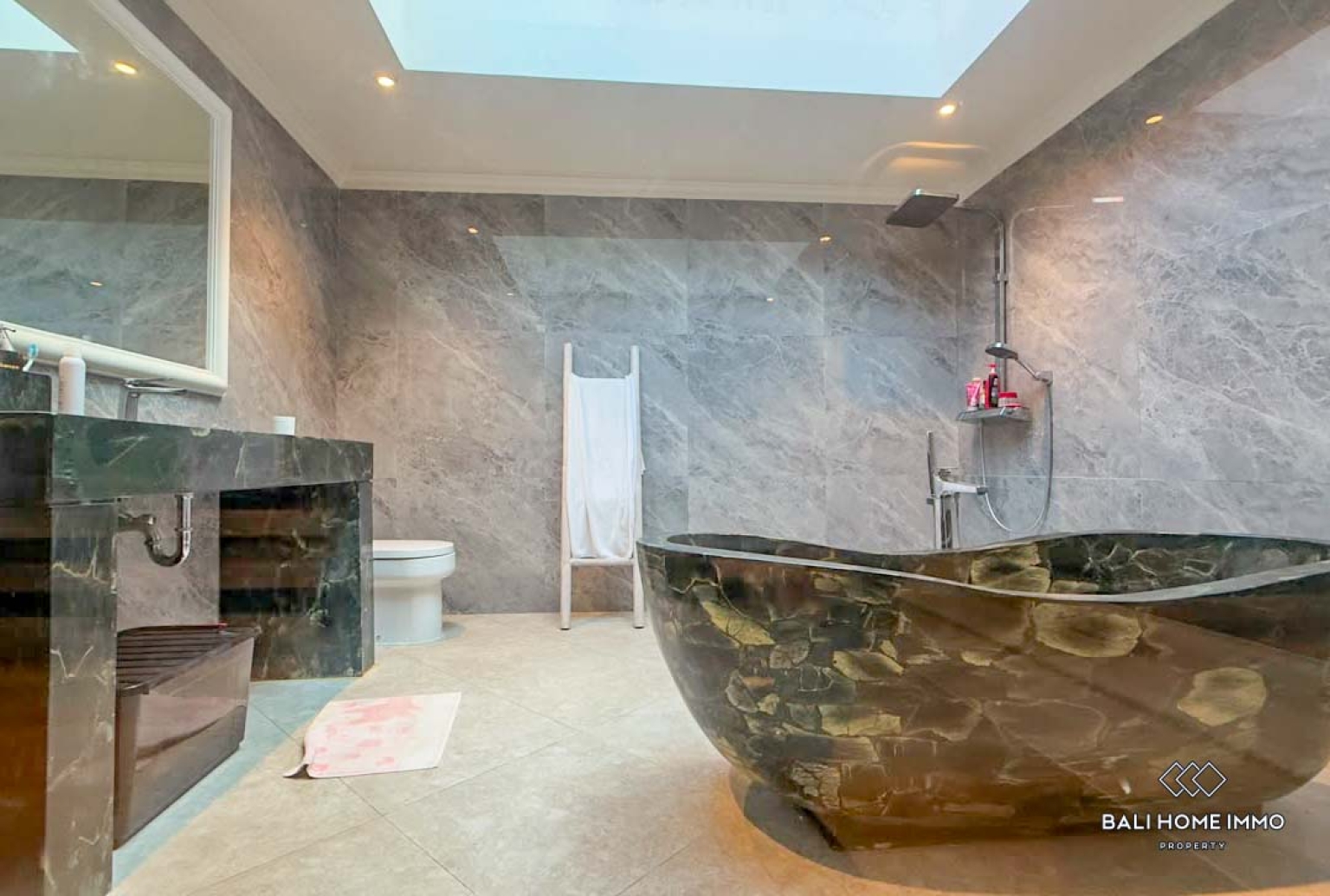 Spacious 5 Bedrooms villa with private apartment for rental in Bali Sanur — image 16