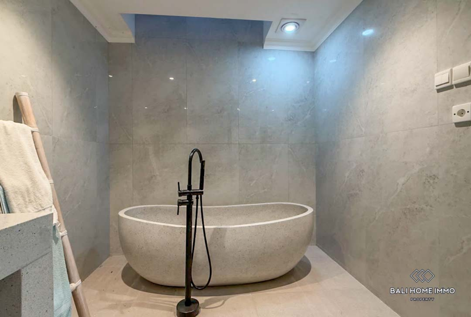 Spacious 5 Bedrooms villa with private apartment for rental in Bali Sanur — image 18