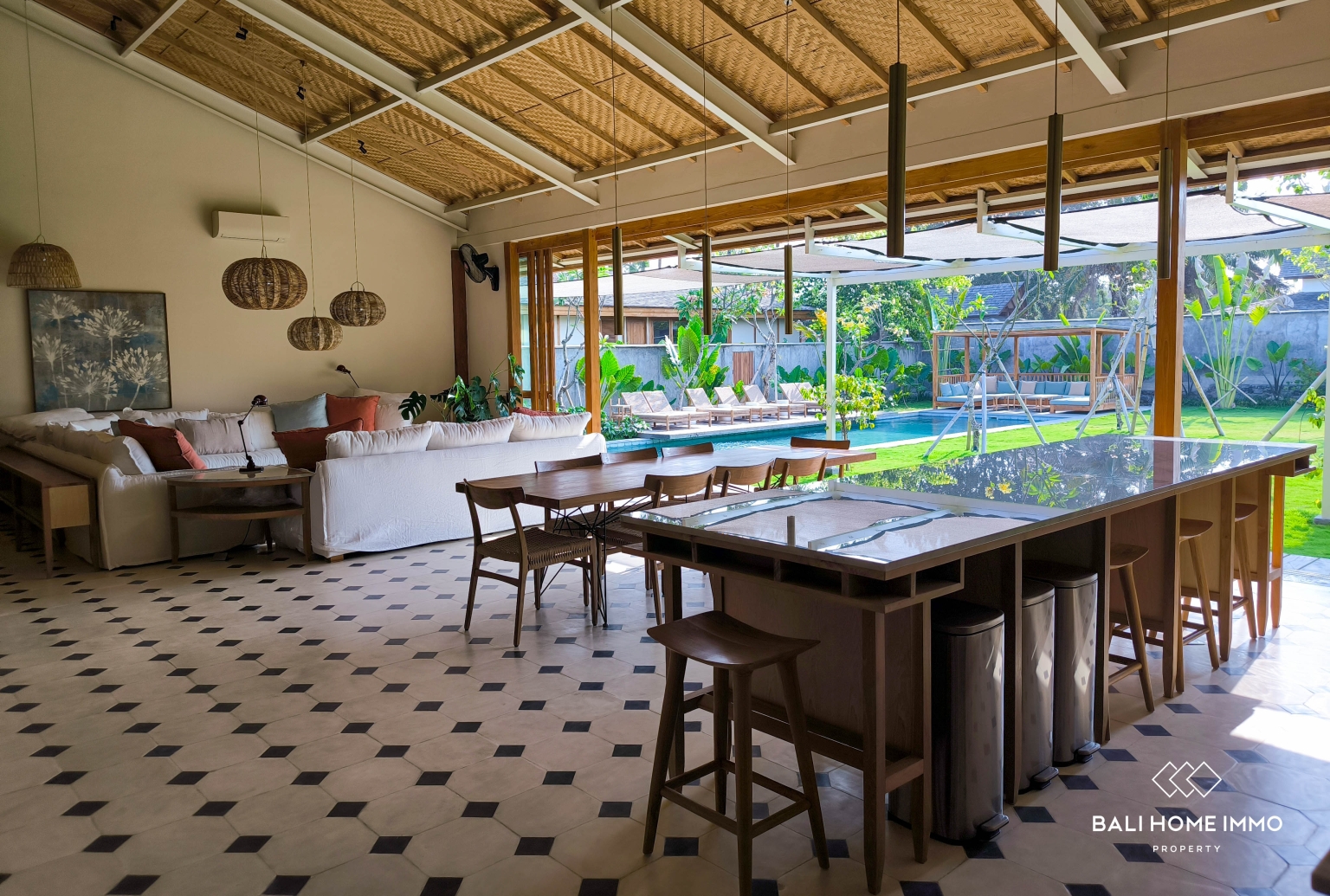 Spacious 6-Bedroom Beachside Villa For Rent in Seseh — image 5