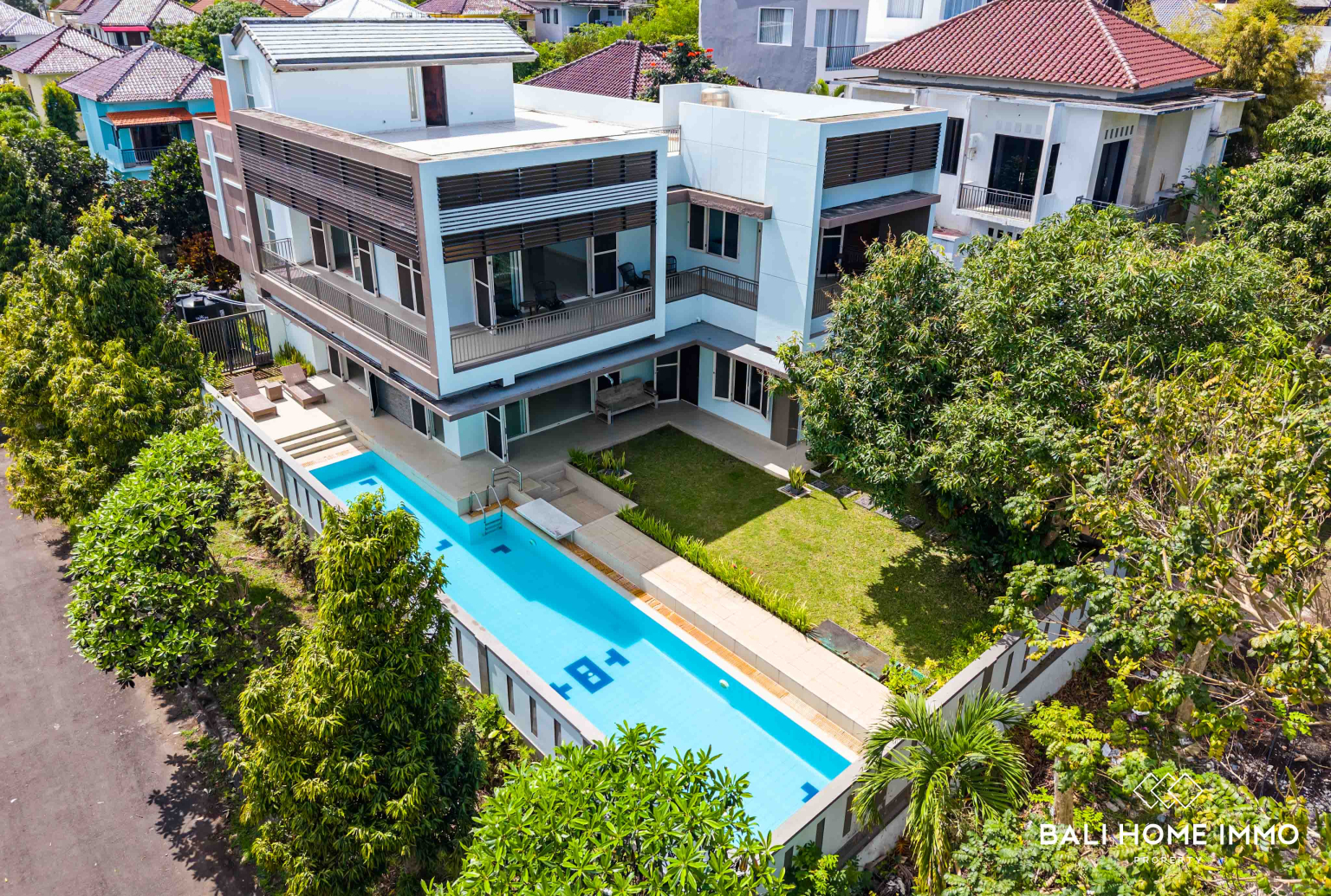Spacious 6 Bedrooms Villa with Garden for Rent in Uluwatu Ungasan