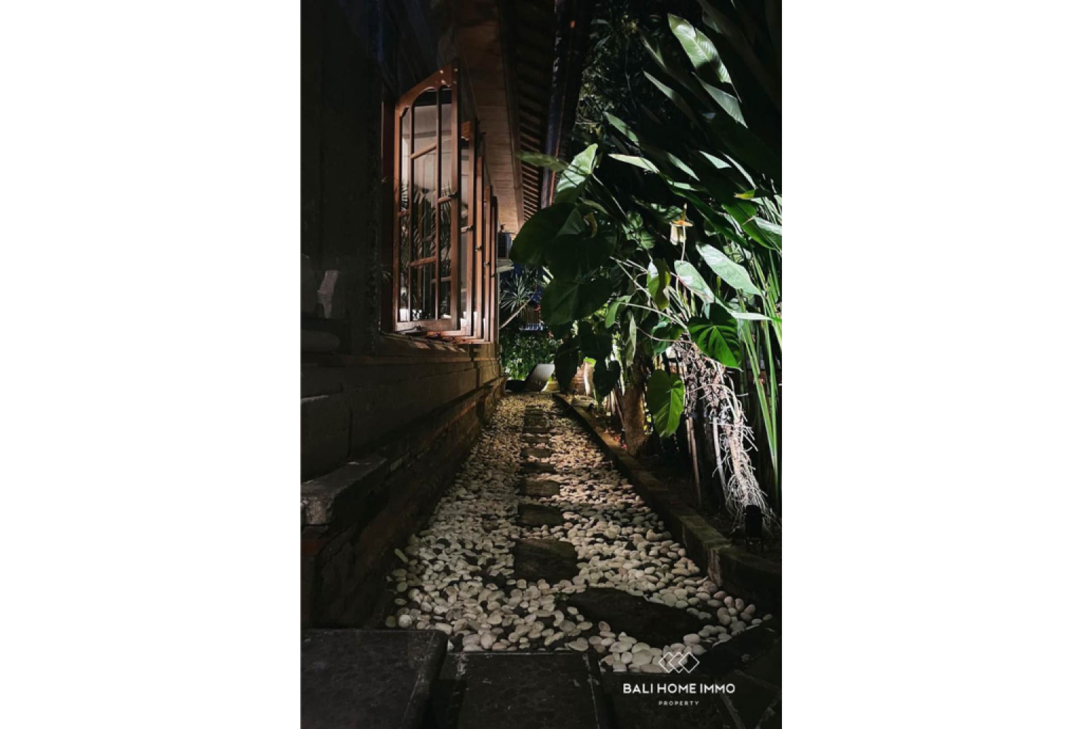 Traditional Balinese-Style House 2 Bedrooms + 1 Office For Rent In Umalas — image 11