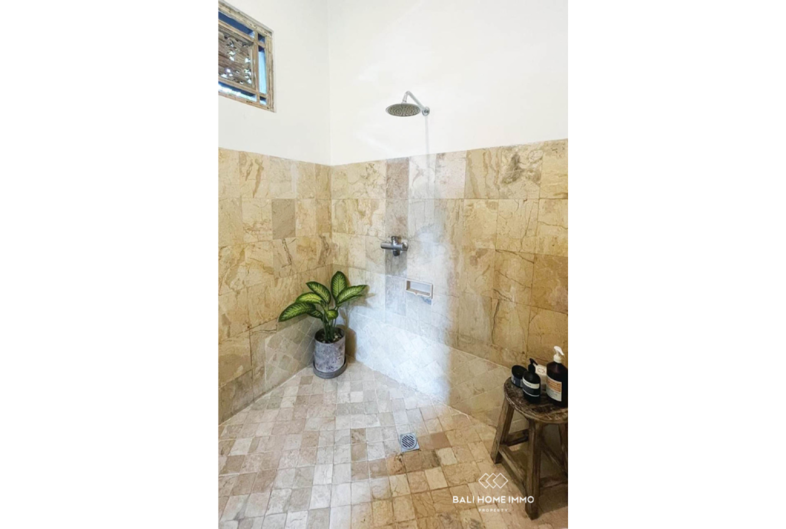 Traditional Balinese-Style House 2 Bedrooms + 1 Office For Rent In Umalas — image 8