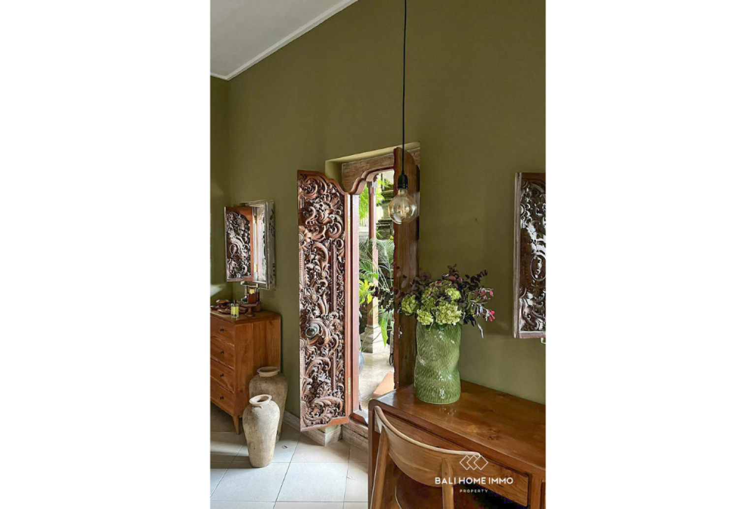 Traditional Balinese-Style House 2 Bedrooms + 1 Office For Rent In Umalas — image 9