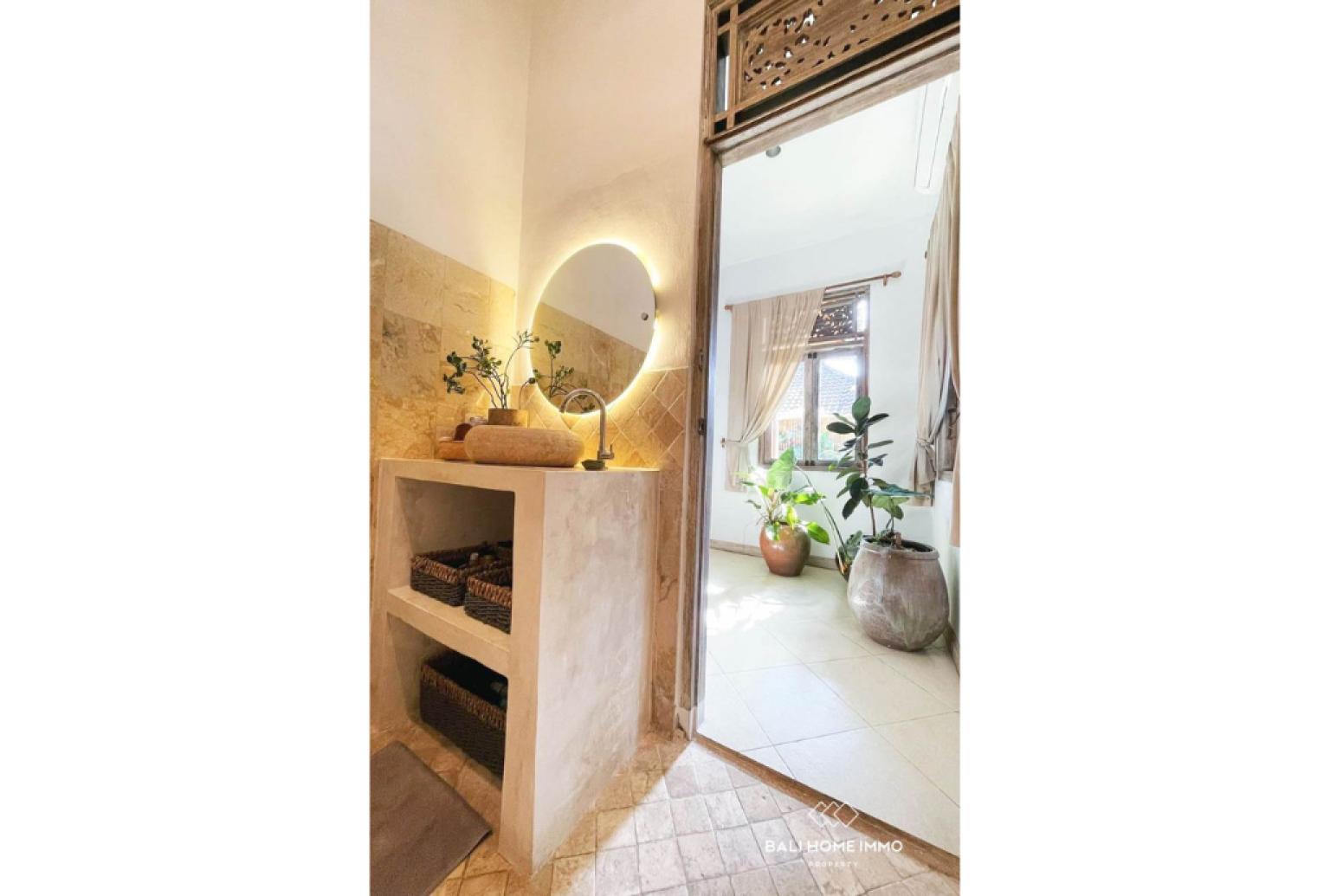 Traditional Balinese-Style House 2 Bedrooms + 1 Office For Rent In Umalas — image 7