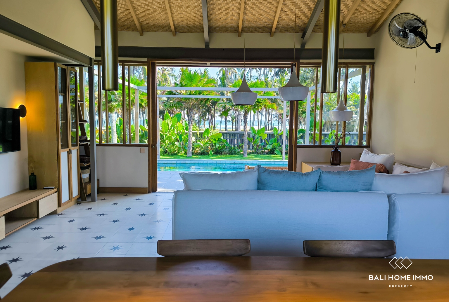 Tropical 2-Bedroom Beachside Villa For Rent in Seseh — image 3