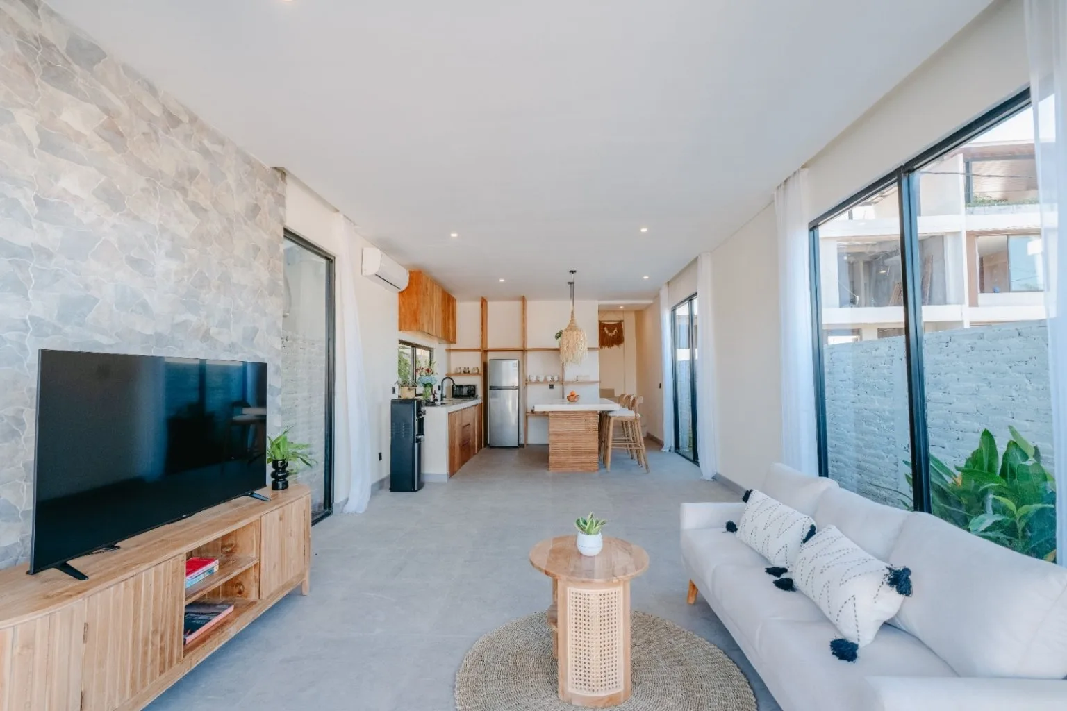 Spacious Modern Villa with 2 Joglo Houses for Rent in Prime Canggu Location — image 5