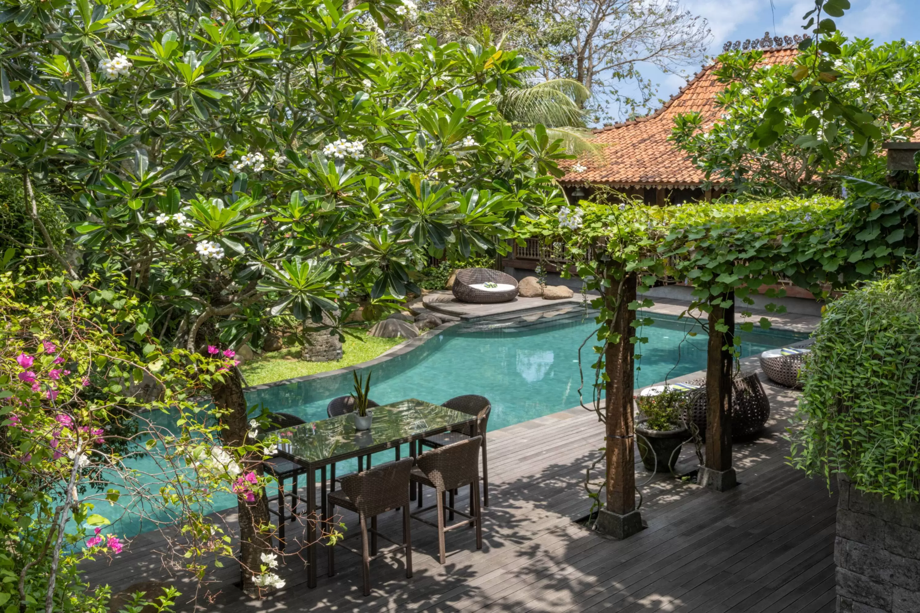 Book Villa Kapungkur Bali: Luxury 5 Bedroom Tropical Haven in Jimbaran — image 8