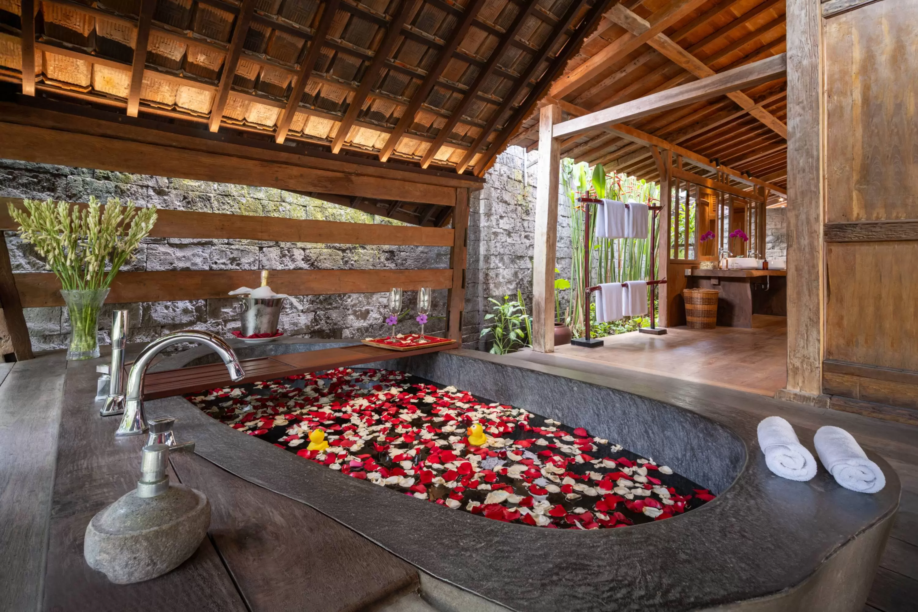 Book Villa Kapungkur Bali: Luxury 5 Bedroom Tropical Haven in Jimbaran — image 14