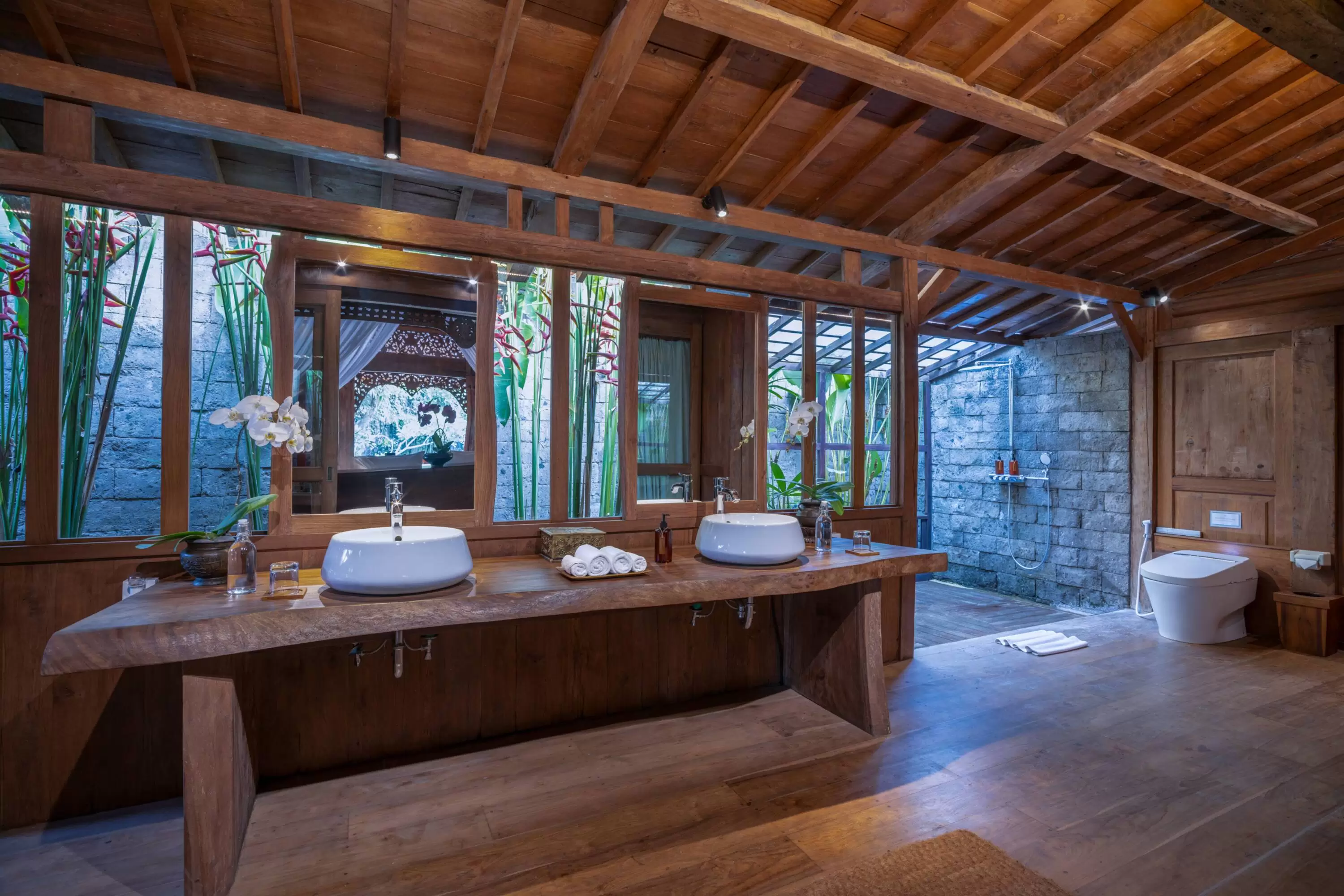 Book Villa Kapungkur Bali: Luxury 5 Bedroom Tropical Haven in Jimbaran — image 16