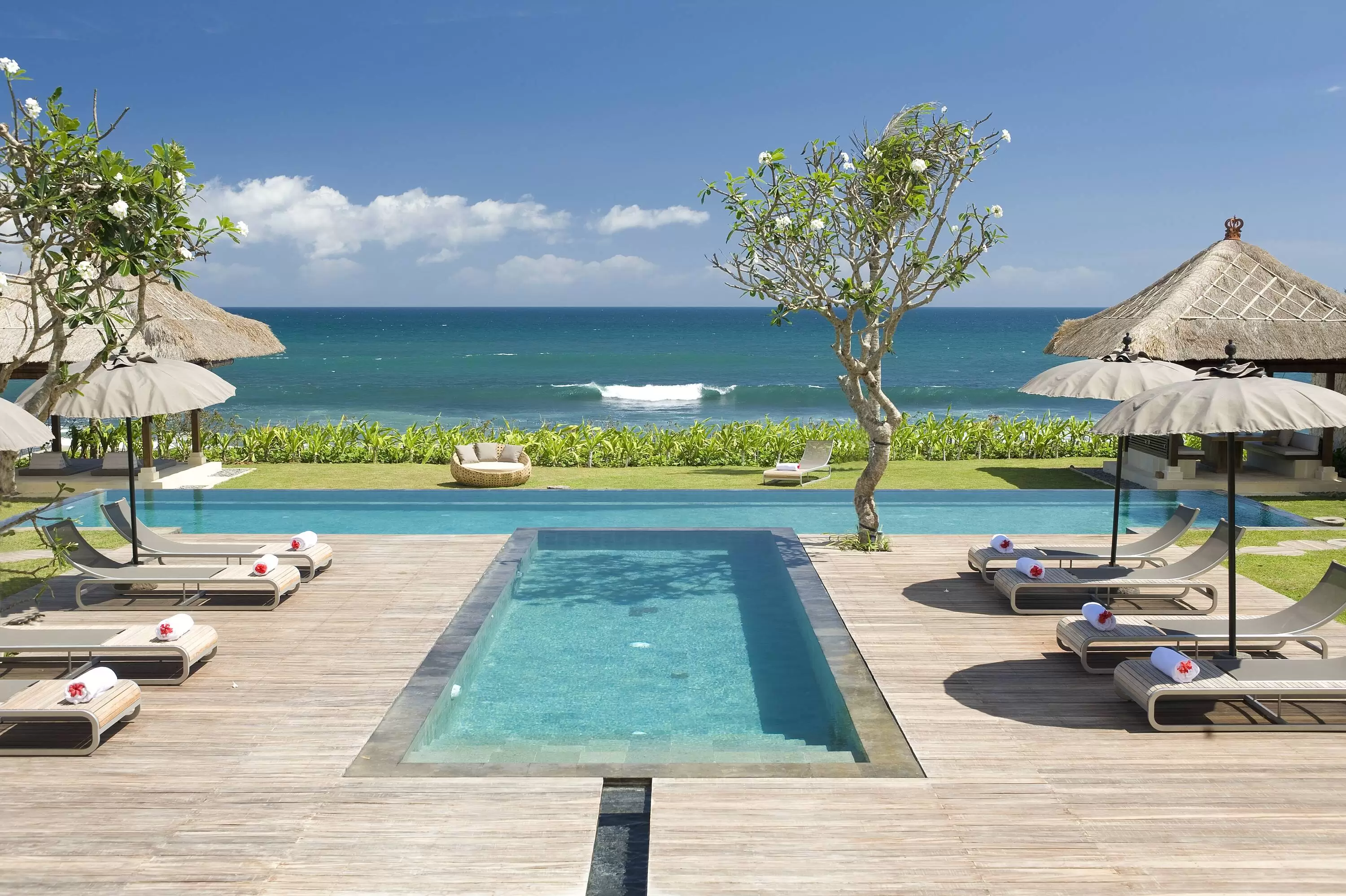Book Villa Melissa Bali: Beachfront Villa with Tennis Court in Canggu — image 4