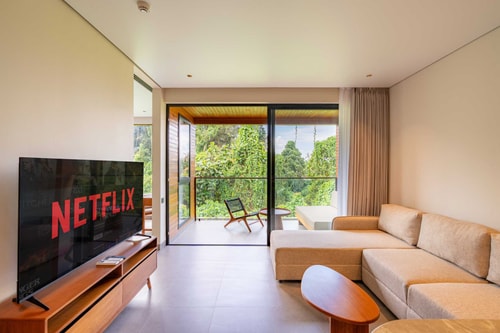 Studio w/ Jungle View Balcony | Near Ubud Palace in Ubud, Bali — image 14