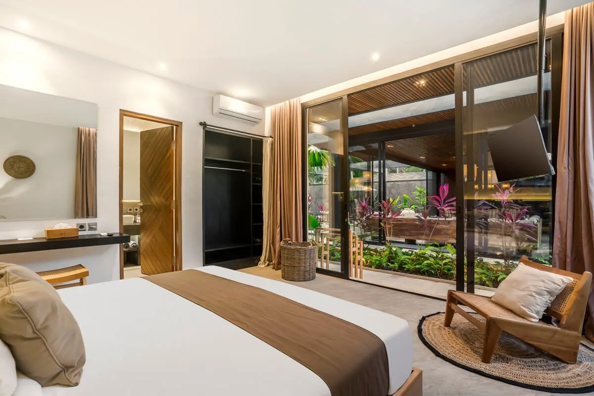 5 BR Tropical-Modern Courtyard Retreat Ubud — 5BR Villa Rental in Ubud — image 5