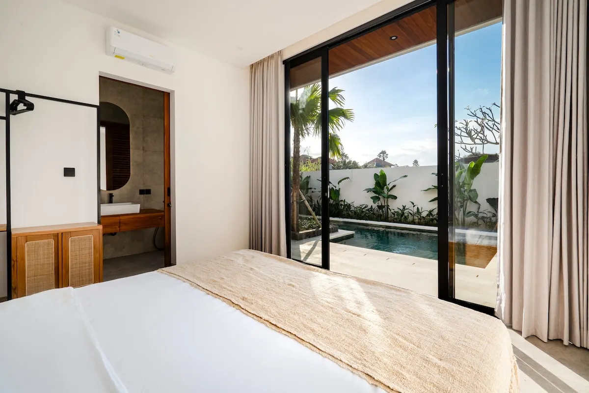 5 BR Tropical-Modern Courtyard Villa Canggu — 5BR Villa Rental in Canggu — image 11