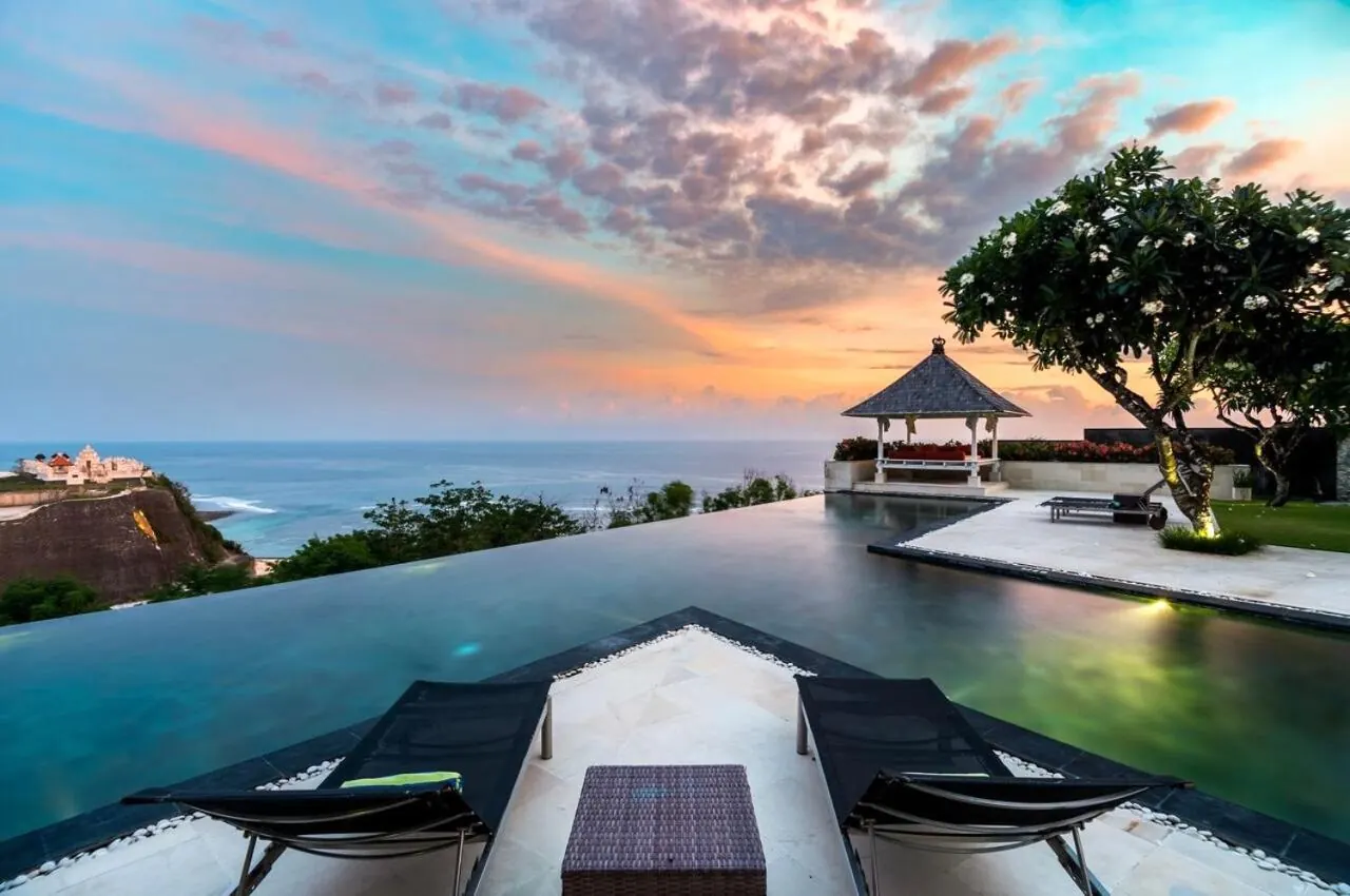 4 BR Infinity-Pool Sunset-View Retreat Uluwatu — 4BR Villa Rental in Uluwatu — image 10