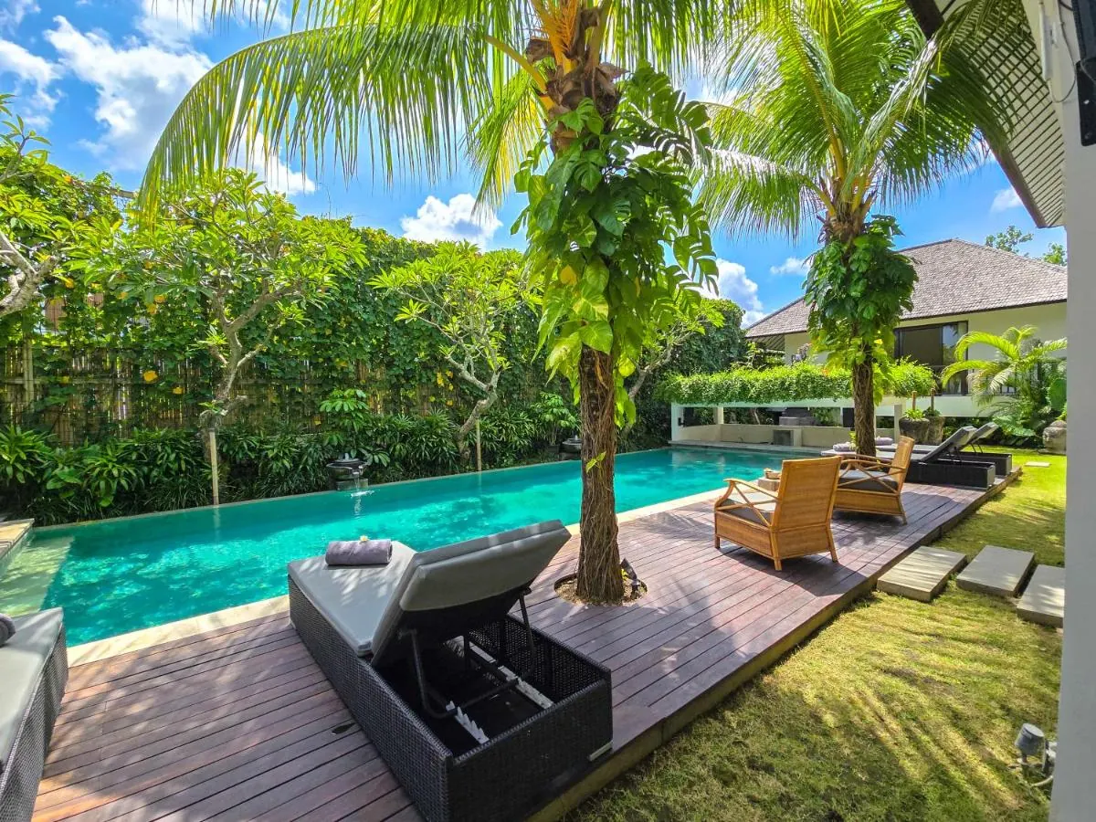 7 BR Tropical Garden Pool Villa Canggu — 7BR Villa Rental in Canggu