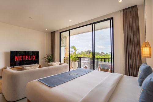 SB 302 - 1BR Pool Suite, Near Batu Belig Beach - Canggu, Bali — image 1