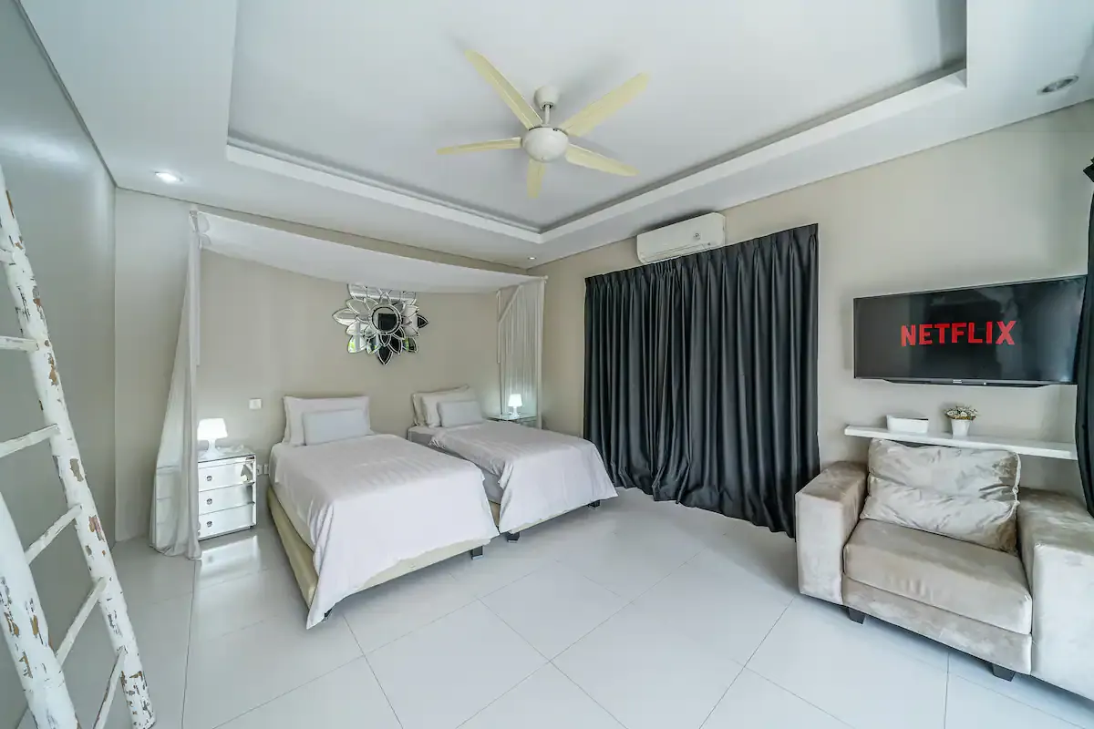 5 BR Walk-to-Beach Family Villa Canggu — 5BR Villa Rental in Canggu — image 9