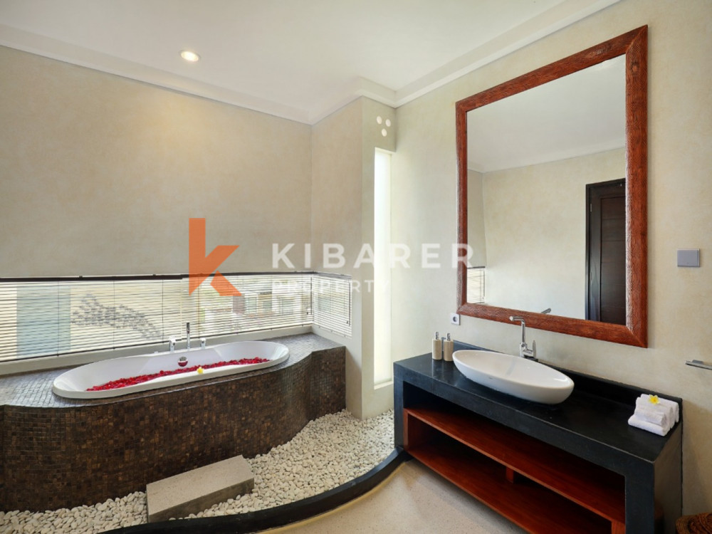 Spacious Two Bedroom Complex Villa With Enclosed Living in Nusa Dua — image 7