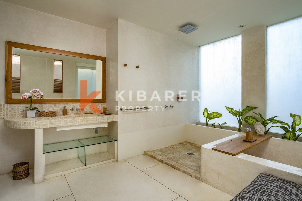 Five-Bedroom Private Guest Villa with Sea View in Batu Belig — image 11