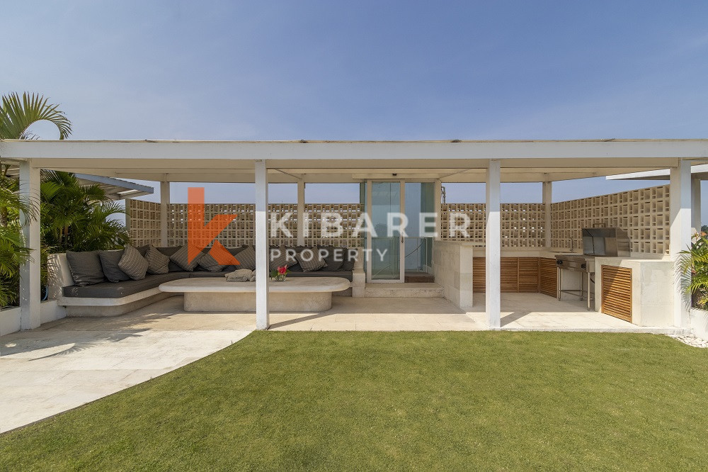 Five Bedroom Enclosed Living Villa With Ocean View in Batu Belig — image 18
