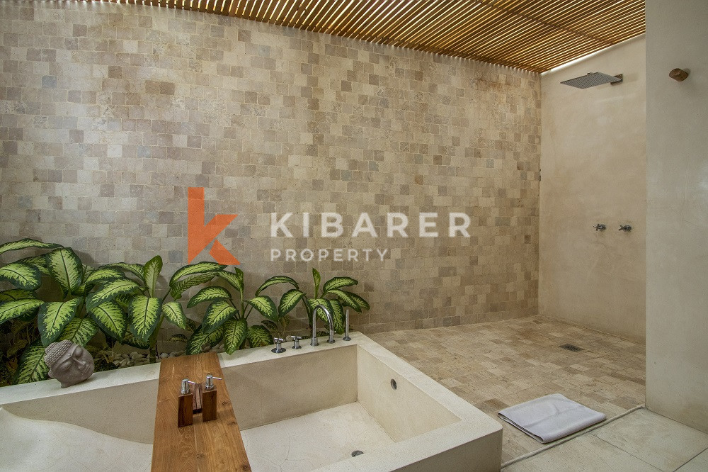 Five Bedroom Enclosed Living Villa With Ocean View in Batu Belig — image 19