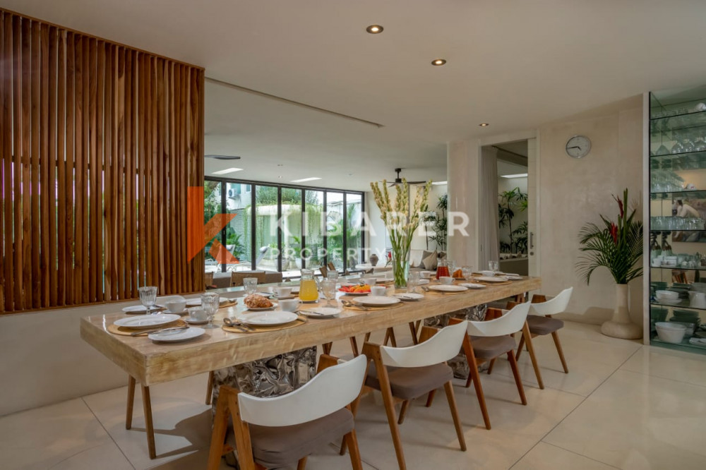 Five Bedroom Enclosed Living Villa With Ocean View in Batu Belig — image 9