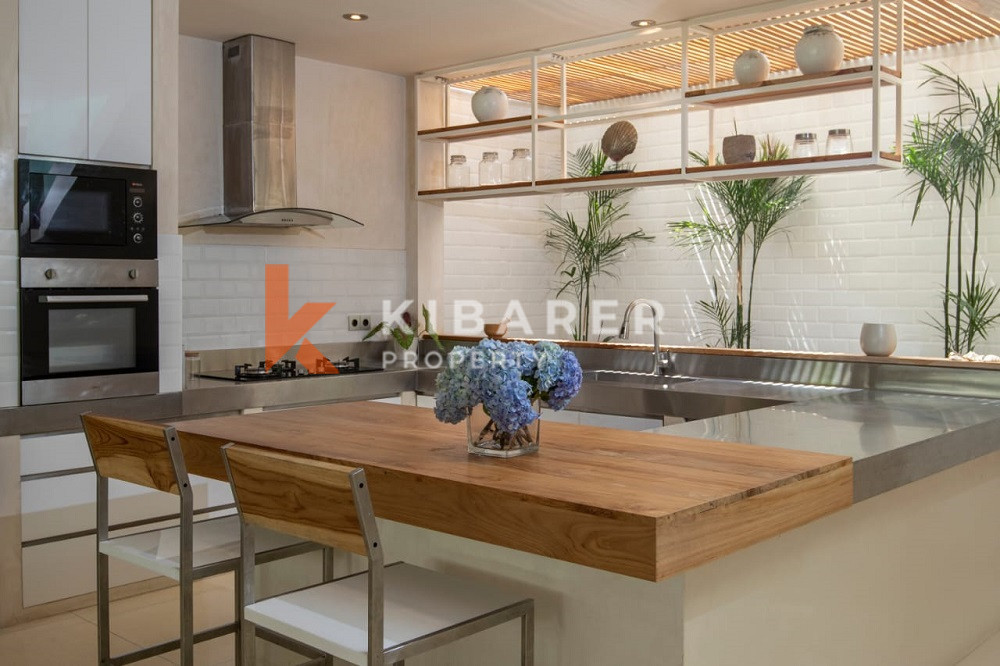 Five-Bedroom Private Guest Villa with Sea View in Batu Belig — image 6