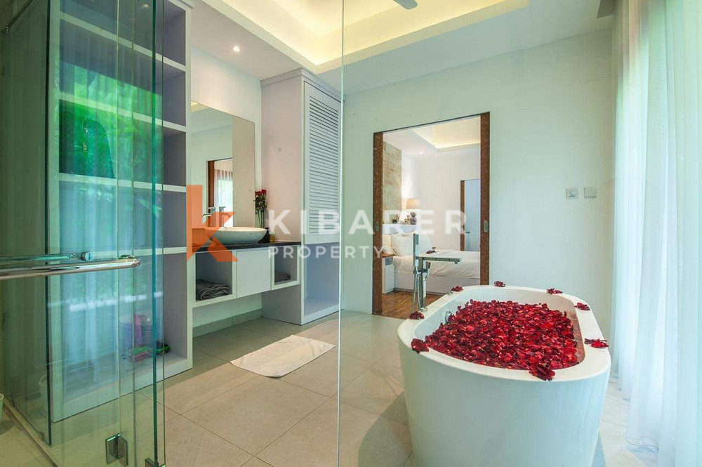 Romantic 1-Bedroom Private Living Villa in Tumbak Bayuh — image 9