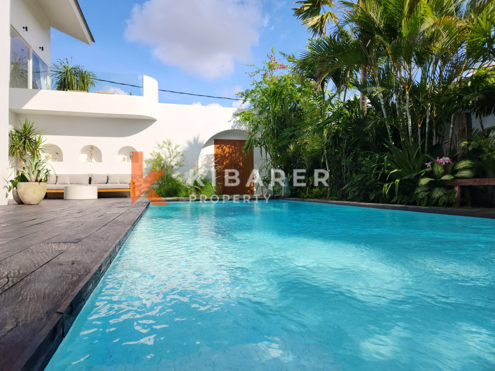 Stunning Three-Bedroom Villa with Enclosed Living Room Located in Canggu — image 9
