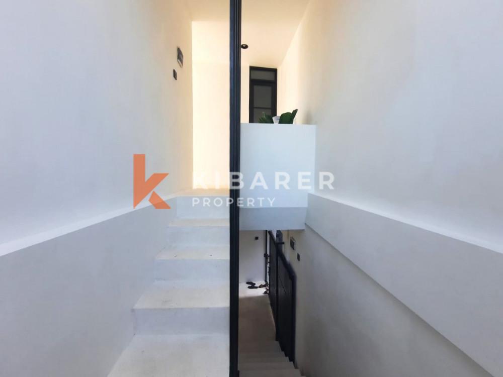 Modern Three-Bedroom Villa with Enclosed Living Space in Canggu — image 10