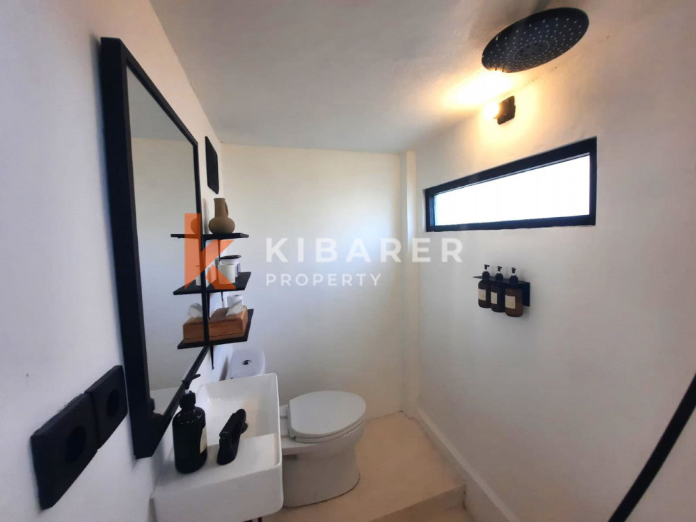Modern Three-Bedroom Villa with Enclosed Living Space in Canggu — image 9