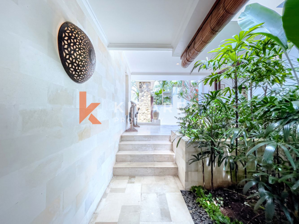 Spacious Three-Bedroom Private Guest Villa with Rice Field Views in Canggu — image 18