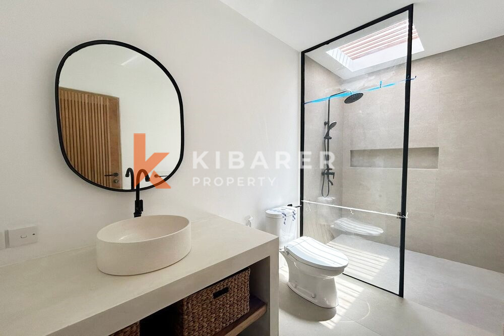 Wonderful Three Bedroom Enclosed Livingroom Mediterranean Villa in Pererenan — image 7